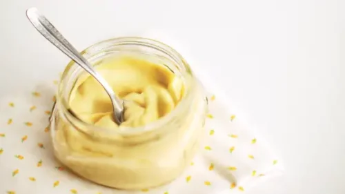 Quel ingrédient ne rentre généralement pas dans la recette de la mayonnaise ? 