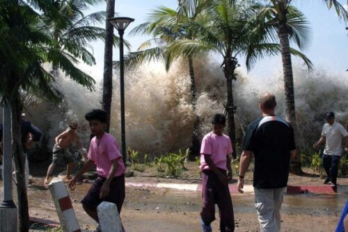 Le 26 décembre de quelle année, un tremblement de terre a-t-il provoqué un énorme tsunami dans l'océan Indien ? 