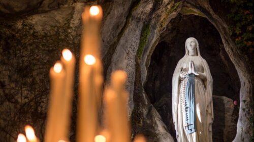 Quel est le nom de la grotte à Lourdes où les pèlerins du monde entier se pressent pour espérer y voir des apparitions ? 