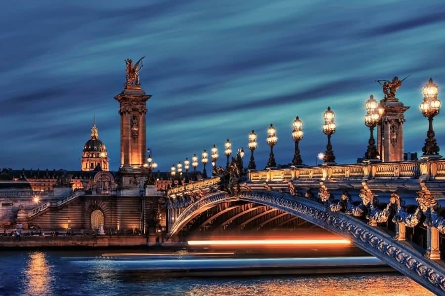 Quelle ville de France est surnommée 