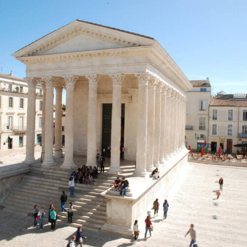Dans quelle ville française se trouve la Maison Carrée qui date du Ier siècle ? Maison carrée