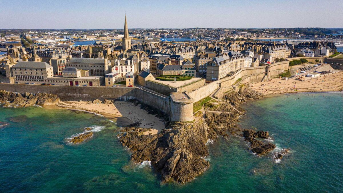 Quelle ville de France est surnommée 