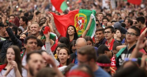 Quel nom désigne les personnes qui parlent le portugais ? 