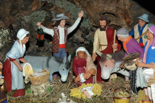 En quelle matière sont réalisés les traditionnels santons de Provence présents dans la crèche de Noël ? 