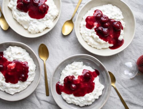 Quel pays consomme à Noël une sorte de riz au lait avec du coulis de cerises, et dont les couleurs du drapeau sont les mêmes que celles de ce dessert ? 