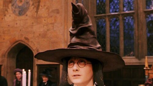 Avec quelle maison, le Choixpeau magique hésite-t-il à envoyer Harry Potter avant de choisir Gryffondor ? Choixpeau magique