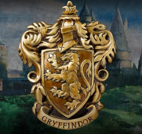 Quelles sont les caractéristiques qui représentent généralement les sorciers faisant partie de Gryffondor ? Maison Gryffondor - Blason
