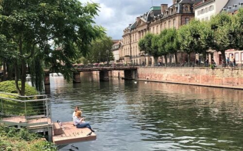 Comment s'appelle la rivière qui traverse le centre historique de Strasbourg ? 