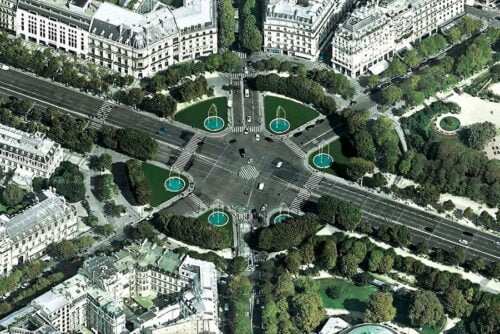 Quel nom porte le rond-point au milieu des Champs-Élysées ? 