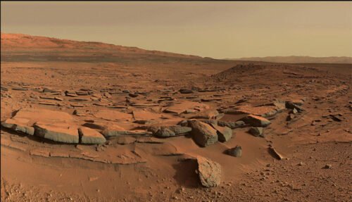 Quelle est l’origine principale de la couleur rouge de la planète Mars ? 