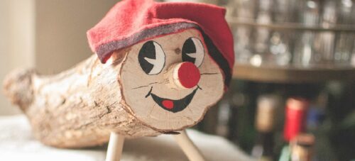 Dans quel pays existe-t-il une tradition de Noël à base d’une bûche de bois décorée avec un visage et des jambes et qui est garnie de friandises ? 