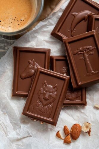 Quelle tablette de chocolat star des années 80/90 avec des motifs animaliers, disparue au début des années 2000, a été ressuscitée en 2023 ? 