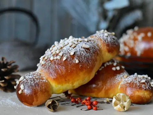 Quel est le nom de cette brioche de Noël en forme de petit Jésus, populaire en Belgique ? 