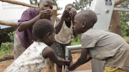 Quel Youtubeur a en 2023, fait construire 100 puits en Afrique, redonné la vue à 1000 aveugles et redonné l'audition à 1000 personnes sourdes ? 