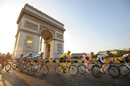 Depuis quelle année, le Tour de France se termine-t-il par tradition sur l’avenue des Champs-Élysées ? 
