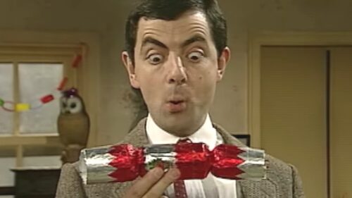 D’après la tradition anglaise, que contiennent généralement tous les Christmas crackers ? 