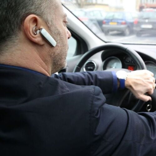 Il est autorisé de téléphoner au volant muni d’une oreillette. Vrai ou faux ? 