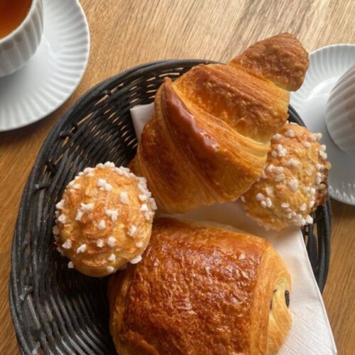 Un croissant et une chouquette coûtent 2,10€ au total. Le croissant coûte 2€ de plus que la chouquette. Combien coûte la chouquette ? 