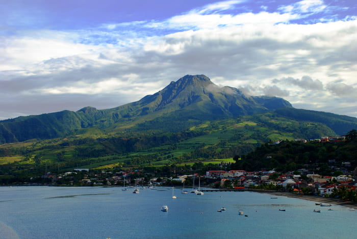 Sur quelle île est située la montagne Pelée ? 