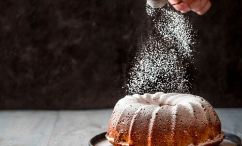 Quel ingrédient est généralement ajouté au sucre blanc pour fabriquer du sucre glace ? 