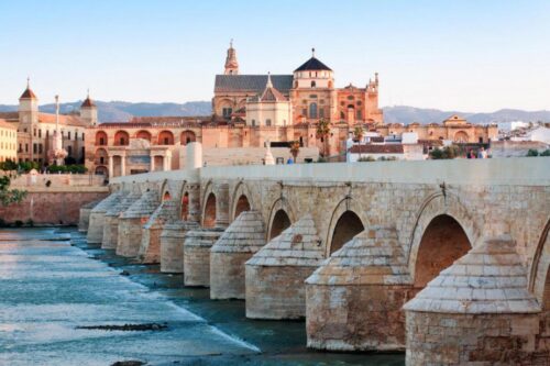 Dans quelle ville d'Andalousie se dresse le Pont romain (Puente Romano) ? 