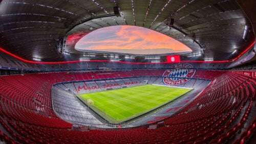 Quel est le nom du stade associé au club de football du Bayern Munich ? 