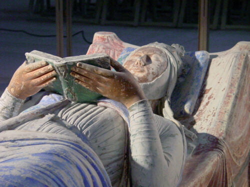 Quelle reine repose dans l’église abbatiale de l’Abbaye royale de Fontevraud ? 