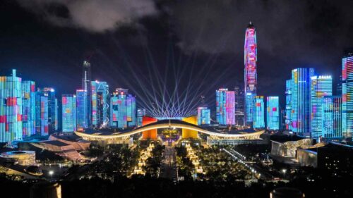 Quelle ville, située en bordure de Hong Kong, est souvent nommée “Silicon Valley de Chine” pour sa concentration d’entreprises du domaine de l'électronique ? 