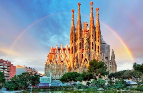 Dans quelle ville espagnole se situe la Sagrada Familia ? 
