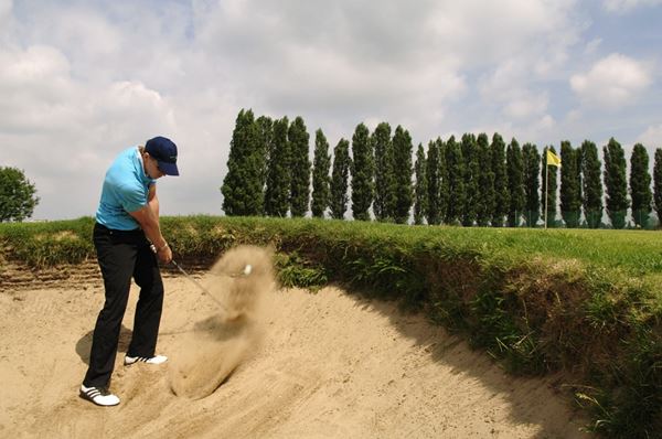 Quel terme désigne généralement la partie d’un terrain de golf dans le sable ? 