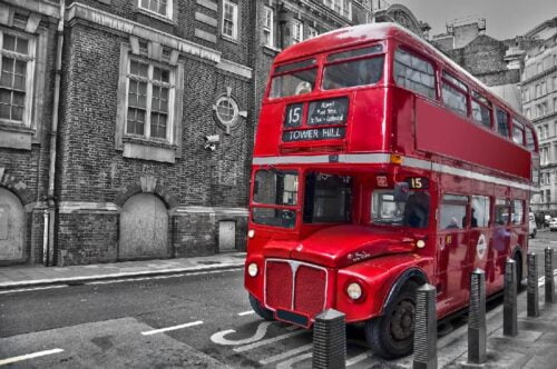 Quel est le nom donné aux bus rouges de Londres ? 