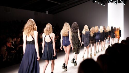 Comment désigne-t-on l'estrade sur laquelle les mannequins déambulent lors d'un défilé de mode ? 