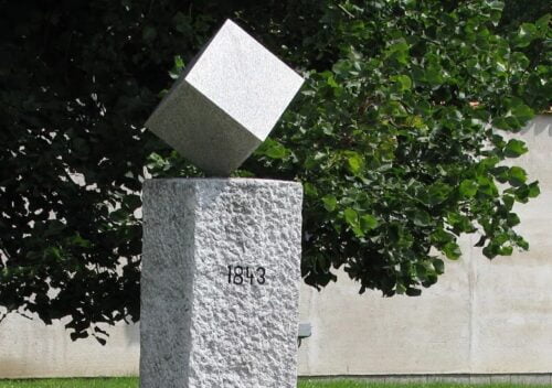 Que commémore cette statue d'un cube en l'honneur de Jacob Christoph Rad à Dačice, en République tchèque ? 