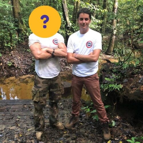 À côté de qui pose Gabriel Attal dans la jungle guyanaise en 2019 ? Gabriel Attal SNU