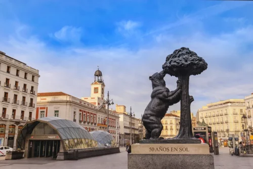 Dans quelle ville espagnole peut-on admirer cette statue d’un ours sur la Puerta del Sol ? Statue ours