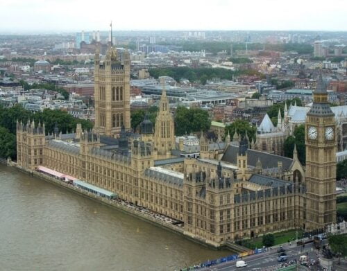 Qu’abrite le palais de Westminster où se situe la tour de Big Ben à Londres ? 