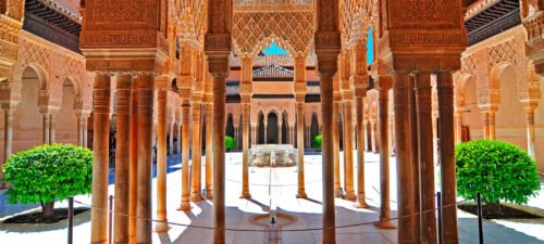 Dans quelle ville espagnole se situe l’Alhambra, monument à l’architecture islamique ? 