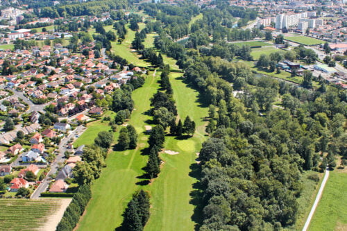 Dans quelle ville française trouve-t-on le plus vieux parcours de golf d’Europe continentale construit en 1856 ? 