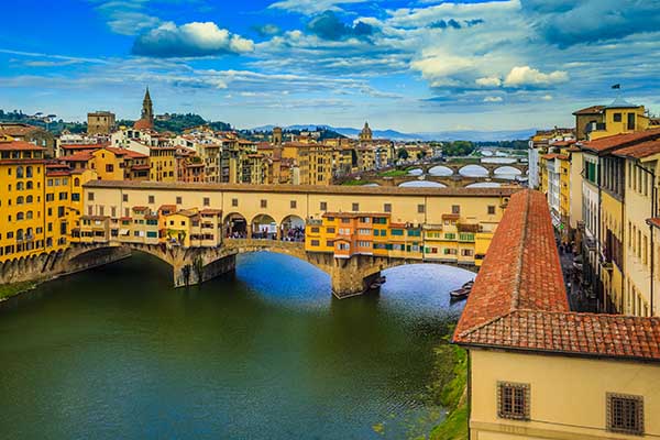 Quel fleuve italien traverse les villes de Pise et de Florence ? 