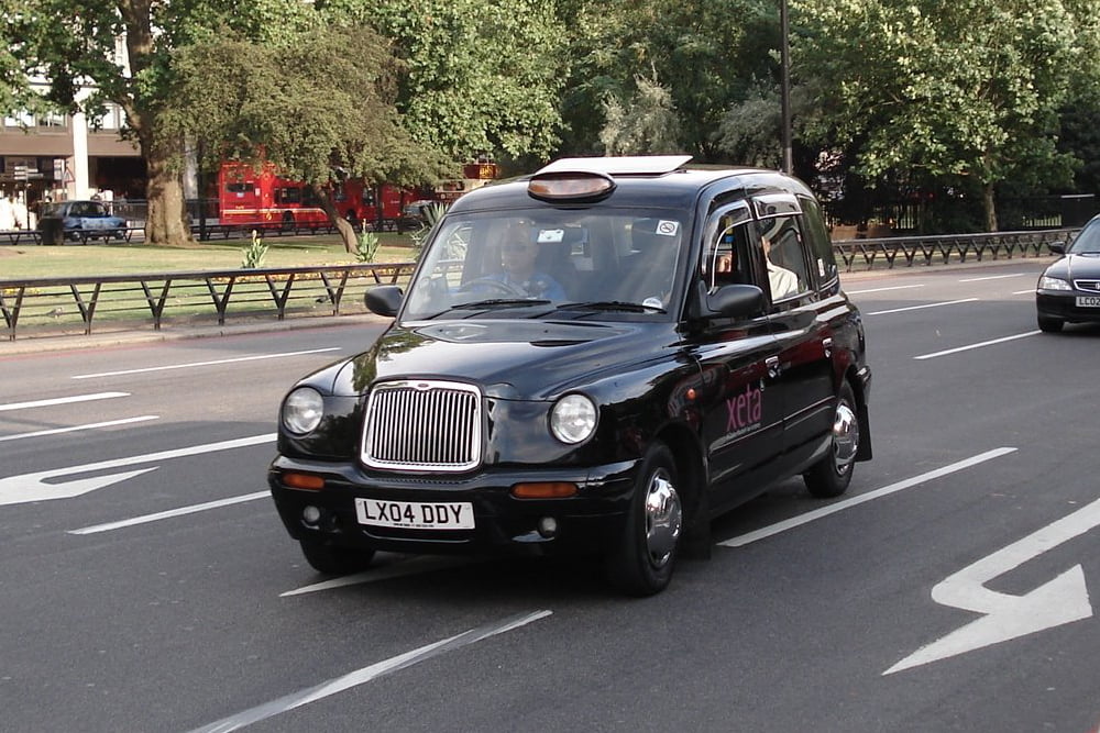 Quelle est la couleur associée aux taxis londoniens ? 