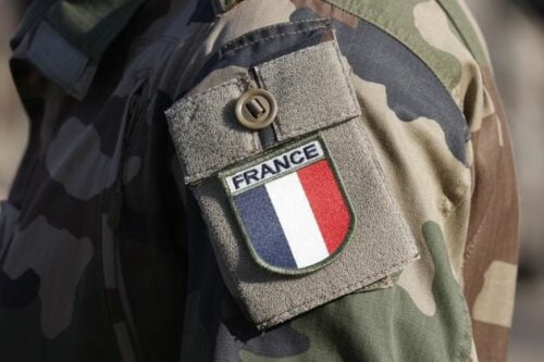Dans l'armée, un colonel possède un grade plus élevé qu'un lieutenant. Vrai ou faux ? 