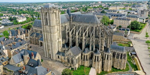 Dans quelle ville française se situe la cathédrale Saint-Julien ? 