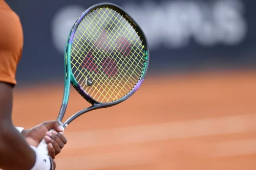 Quel matériau naturel est régulièrement utilisé pour la confection du cordage des raquettes de tennis ? 