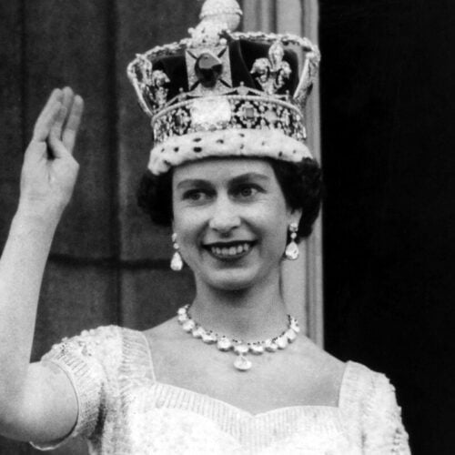 Qui était le prédécesseur d'Élisabeth II à la tête de la couronne britannique ? 