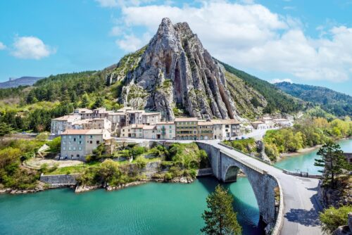 Quelle ville française du Sud-Est est célèbre pour sa citadelle et le Rocher de la Baume ? 