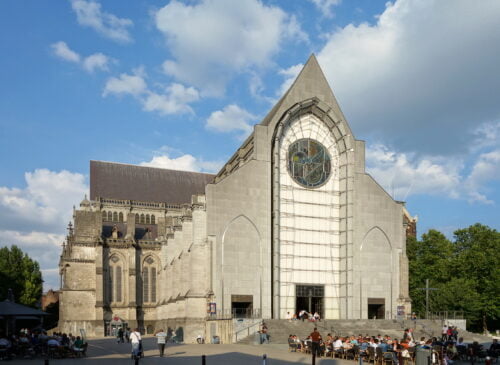Dans quelle ville française est située cette cathédrale ? 