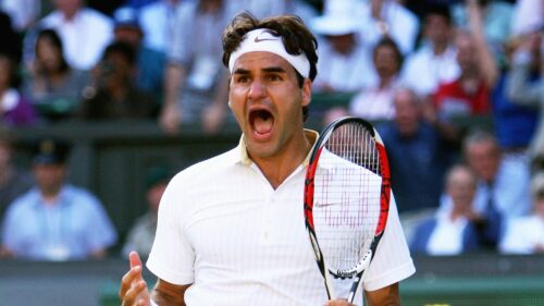 Avec quelle main Roger Federer tient-il sa raquette lorsqu'il joue au tennis ? 