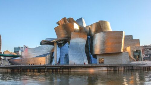 Quelle ville du Pays basque espagnol abrite le musée Guggenheim ? 