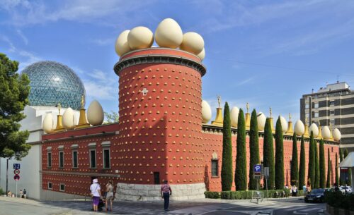 Dans quelle ville espagnole peut-on visiter le théâtre-musée de Salvador Dalí ? 