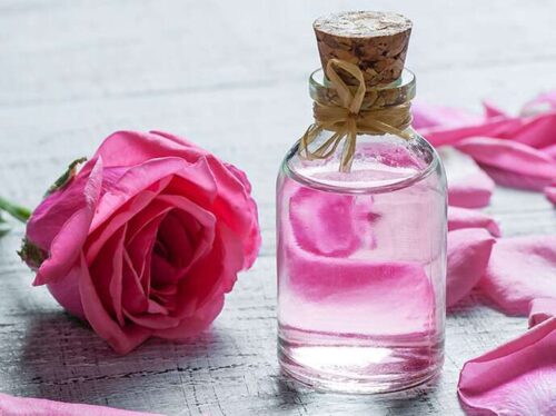 En cosmétique, qu’elle est généralement l’utilisation de l’eau de rose ? 